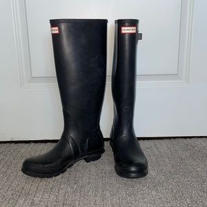 Women’s original tall Hunter boots in black. Size 8.